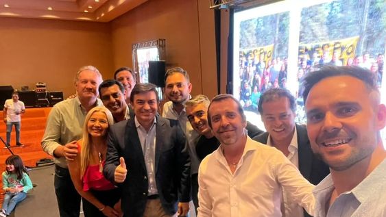 Dirigentes del Pro, en uno de los actos del partido. Gabriel Pradines, legislador provincial (derecha); junto a referentes como Omar De Marchi, Sebastián Bragagnolo, Gustavo Cairo y Rolando Baldasso.
