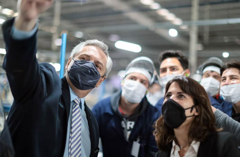 Alberto Fernández encabezó una recorrida en partido bonaerense de Chivilcoy, donde visitó la empresa Bicontinentar Footwear Technologies, ex Paquetá. (Presidencia de la Nación)