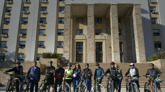 Amigos de Emiliano Fernández, ciclista asesinado la semana pasada, se manifestaron en Casa de Gobierno para pedir mejoras y seguridad. Foto: Orlando Pelichotti