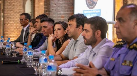 La ministra Mercedes Rus y su gabinete, junto a los intendentes Marcos Calvente y Francisco Lo Presti.