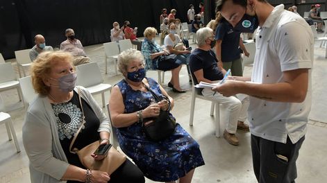 Los Andes | En el centro de vacunación de Capital, la gente espera su turno sentada adentro, pero afuera ayer hubo colas. Orlando Pelichotti / Los Andes.