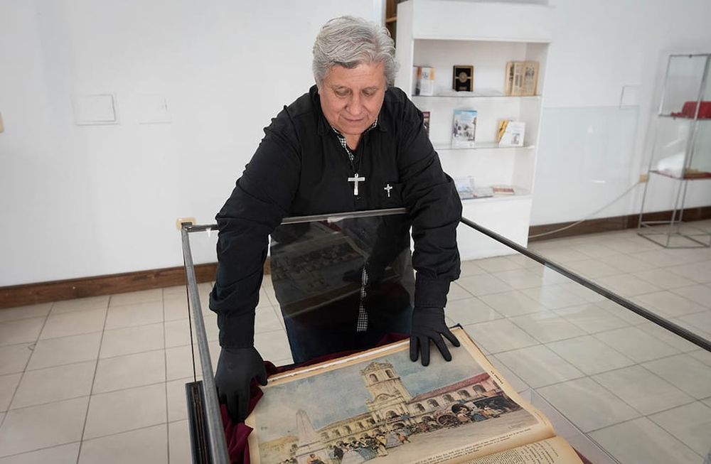 Gustavo López es un documentalista encargado de la conservación de los textos en el Archivo General. Están perfectamente conservados y en letra muy legible. Foto: Ignacio Blanco / Los Andes