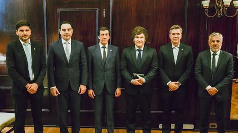 Los gobernadores de la UCR junto al presidente, Javier Milei.