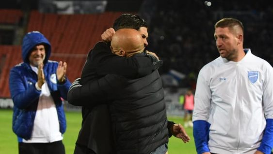 Abrazo del alma. El partido terminó y Favio Orsi y Sergio Gómez se estrechan en un abrazo interminable. La dupla está feliz. / Mariana Villa - Los Andes
