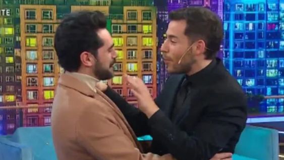 El beso entre Heredia y Fer Dente