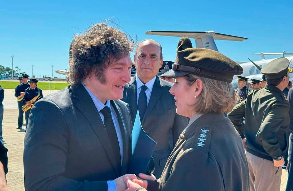 El Presidente Javier Milei al participar en la Aeroestación Militar Aeroparque, junto a la General del Ejército de los Estados Unidos, Laura Richardson, comandante del Comando Sur, de la firma del convenio por el cual se incorporó un avión Hércules C 130 a la Fuerza Aérea Argentina. Foto: NA