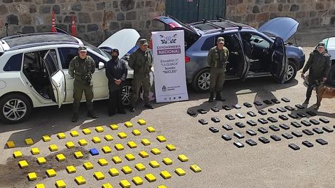 Los Andes | Los dos vehículos de misma marca y modelo en que se movilizaban los narcotraficantes, y los ladrillos de cocaína, claramente identificados según los colores para su entrega a los compradores.