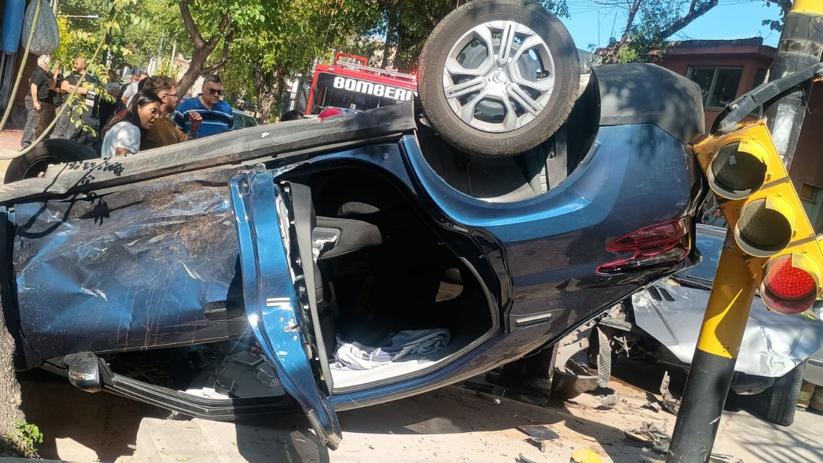 Violento choque y vuelco en Ciudad: tres heridos tras impactar contra un semáforo