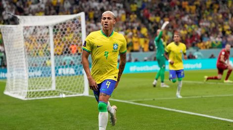 Richarlison puso en ventaja a Brasil, en el segundo tiempo. (AP)