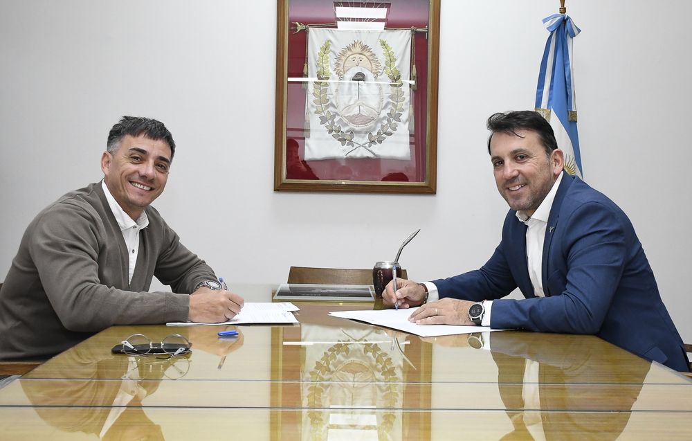 El ministro de Educación, Tadeo García Zalazar junto con el intendente de Guaymallén, Marcos Calvente.