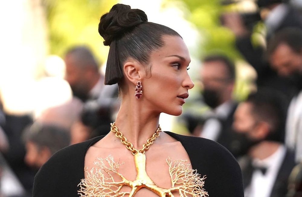 La modelo Bella Hadid rompió la alfombra roja del Festival de Cannes con un look que pasará a la historia. AP