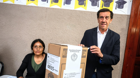 EL gobernador Carlos Sadir al emitir su voto en Jujuy.