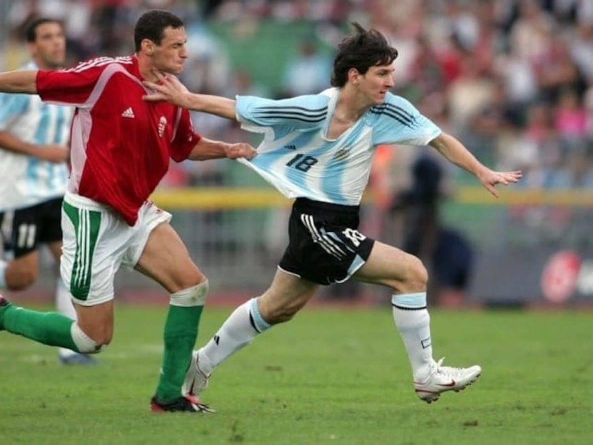 El 17 de agosto de 2005 en un amistoso frente a Hungría, Messi debutó con la camiseta de la Selección Argentina y en la primera acción recibió una tarjeta roja. / Gentileza.