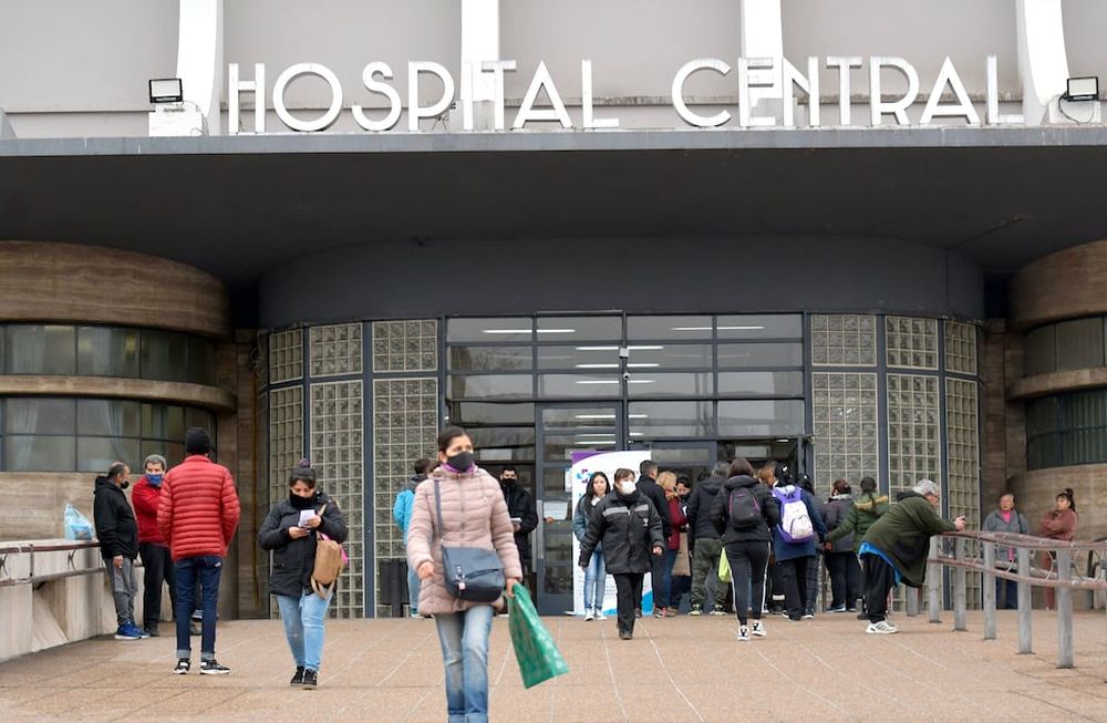 En el Hospital Central se registraron algunas demoras en la atención y se suspendieron algunas cirugías, debido a la adhesión a la medida de fuerza de los profesionales de la salud.Foto: Orlando Pelichotti / Los Andes