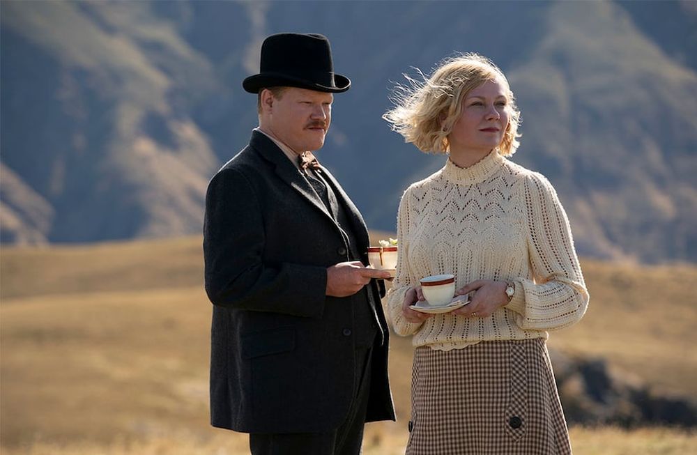 Jesse Plemons, izquierda, y Kirsten Dunst en una escena de The Power of the Dog en una imagen proporcionada por Netflix. (Kirsty Griffin/Netflix via AP)