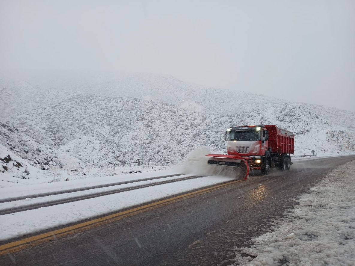 Tormenta de Santa Rosa: corte total de la Ruta 7 por intensas lluvias y nieve.