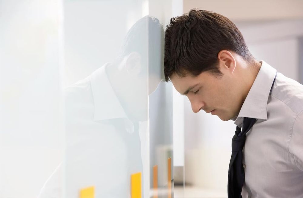 Los entornos laborales negativos, la falta de valoración o los malos vínculos, llevan a las personas a sentirse mal en el lugar e incluso impulsan el ausentismo. La insatisfacción de los empleados y la sobreexigencia también se vuelven en contra de las empresas porque afectan el desempeño y el compromiso.