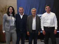 Pablo Moya, fundador de Grupo Dharma, Julieta Contreras, Alfredo Cornejo, gobernador de Mendoza y Marcos Calvente, intendente de Guaymallén , durante el encuentro de Saint Mari Desarrollos.&nbsp;