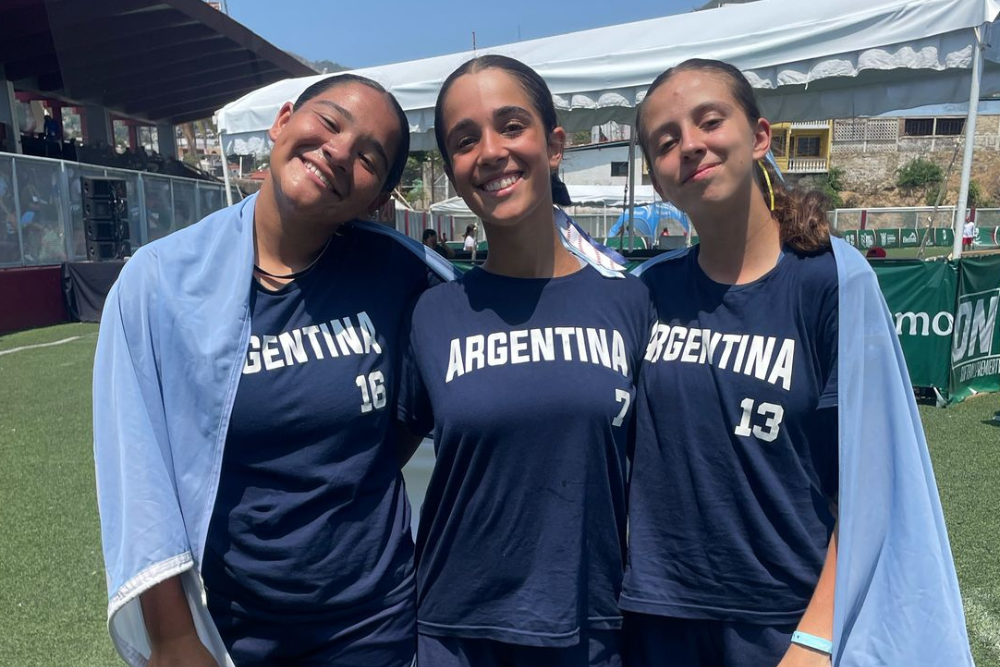 Chiara Anea Sulti, Delfina Garcia Mazzaresi y Zoe Arditi Plana, las tres jóvenes que integraron la categoría U-15 de la Selección Argentina de Sóftbol