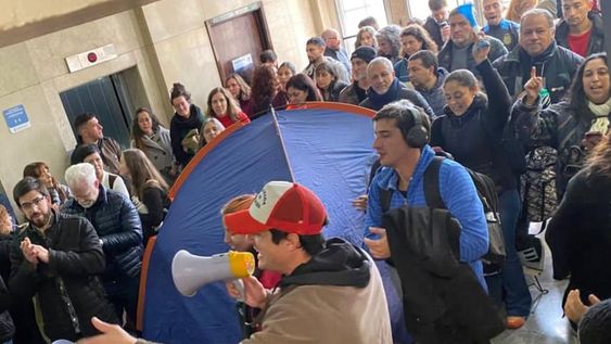 Un sector de los empleados en huelga hizo un piquete en el piso donde funciona la Corte provincial.