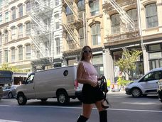 Miranda en las calles de Nueva York, la ciudad que conoció en películas y hoy recorre como parte de su vida cotidiana.