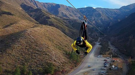 Los Andes | El famoso parque de altura tiene tres tirolesas conectadas entre sí en un circuito, que permite sobrevolar los jardines del icónico hotel.  | Foto: gentileza Villavicencio