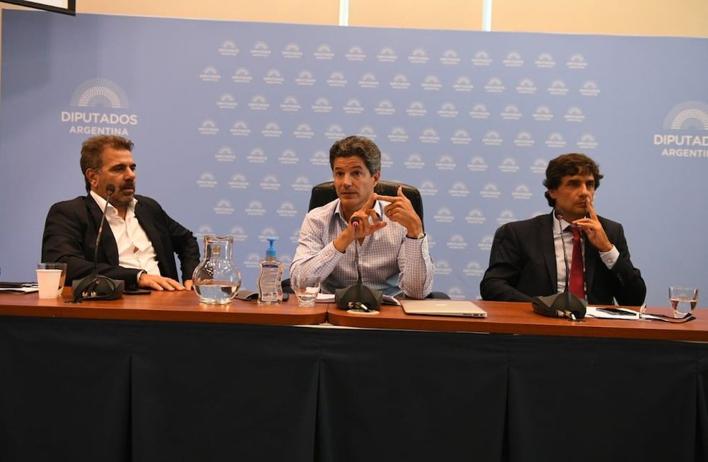 El diputado Luciano Laspina (centro) y el exministro Hernán Lacunza (derecha) criticaron el anuncio de Sergio Massa (Archivo)