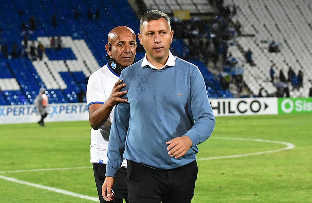 Sin autocrítica. Flores volvió a manifestar que su equipo generó situaciones y no las metió. Mientras tanto, el Tomba se hunde. / Mariana Villa