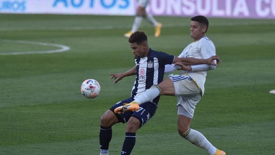 Diego Valoyes, delantero de Talleres, ante la marca de Marcos Rojo, defensor de Boca, en el último partido de la Liga Profesional. (Ramiro Pereyra)