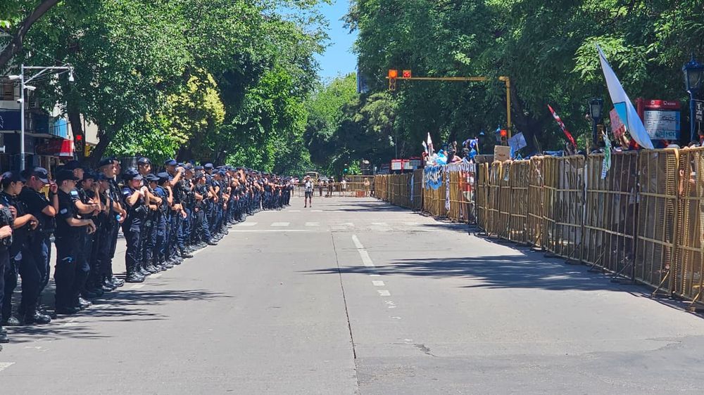 La calle Patricias Mendocinas, con la Policía de un lado y los manifestantes detrás de un vallado. Foto: Ramiro Gómez.