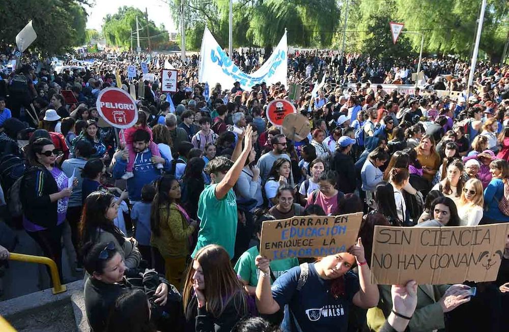 Más de 40 mil personas se movilizaron en abril en Mendoza  en defensa a la educación pública y al no recorte de fondos para las universidades, una masiva movilización que empezó en la UNCuyo y finalizó en la plaza Independencia de Ciudad.Foto: Archivo / Los Andes