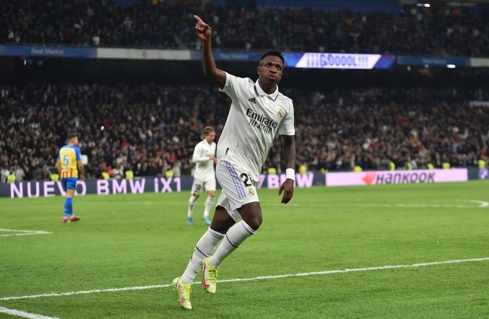 Real Madrid le ganó a Valencia y quedó a cinco puntos del líder Barcelona.