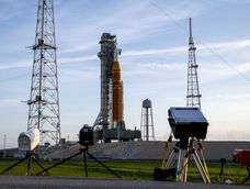 Foto cedida por la NASA que muestra el cohete del Sistema de Lanzamiento Espacial (SLS) y la nave espacial Orion de la misión Artemis II instalados sobre una plataforma de lanzamiento móvil en el Complejo de Lanzamiento 39B del Centro Espacial Kennedy en Cabo Cañaveral, Florida (Estados Unidos).&nbsp;