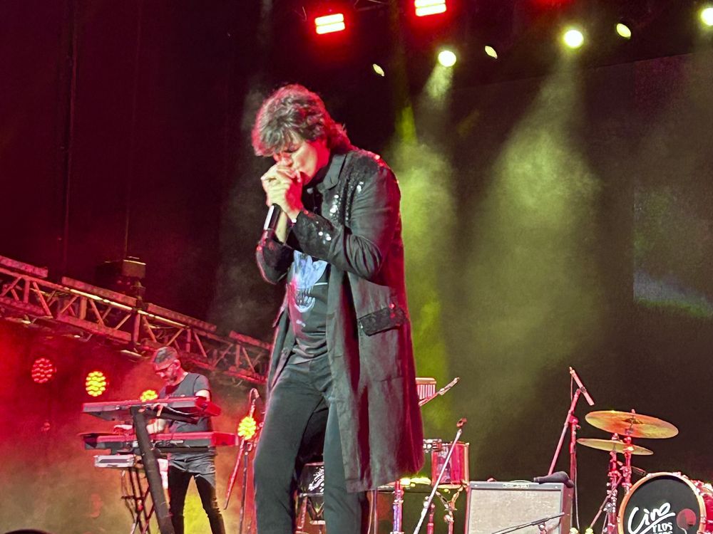 Andrés Ciro Martínez logró una comunión total con el público: banderas en alto y un Hipódromo que cantó cada tema hasta el final.