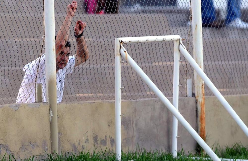 Arias espera por un volante y un delantero