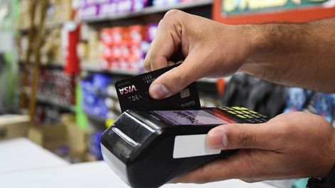 Los nuevos límites en tarjeta de crédito pueden aumentar el consumo, pero también el endeudamiento. - Foto: Archivo / Los Andes