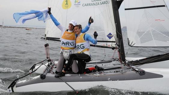 Oro olímpico. Santiago Lange junto a Cecilia Carranza, en Río 2016. (AP / Archivo)