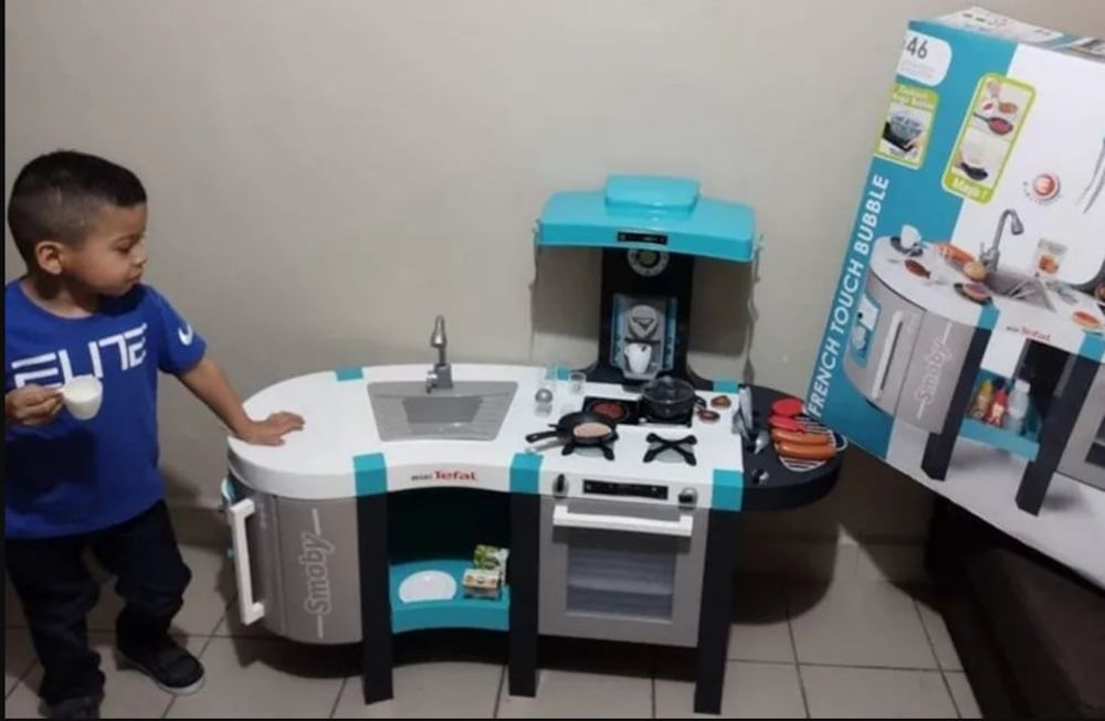 Fotografia publicada por el colegio, luego de que la pareja le comprara la cocina a su hijo. Gentileza: Cepodi Via Facebook
