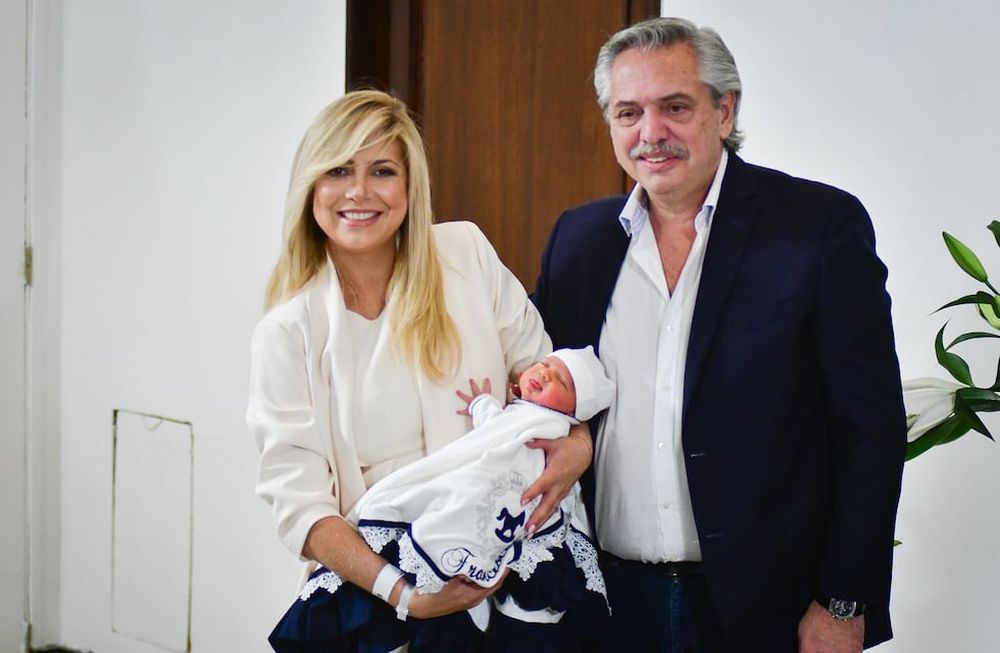 El jefe de Estado y la primera dama presentaron a su hijo en sociedad en el Sanatorio Otamendi.  Federico López Claro / Clarín