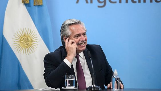 Alberto Fernández  El presidente Alberto Fernández anunció esta mañana, desde Casa Rosada, que el Gobierno nacional firmó el acuerdo con la Federación Rusa para la llegada al país de la vacuna Sputnik V que permitirá inmunizar, entre enero y febrero, a 10 millones de personas, en el marco de las medidas que se llevan adelante contra el coronavirus COVID-19. “En el día de ayer hemos suscripto el contrato con el Fondo Soberano de la Federación Rusa que nos garantiza la provisión de vacunas rusas para la Argentina”, indicó el mandatario desde la Sala de Conferencias, donde estuvo acompañado por el ministro de Salud, Ginés González García. Sobre esto, detalló: “Vamos a poder contar con las dosis suficientes para poder vacunar entre enero y febrero a 10 millones de argentinos y argentinas. Los tiempos de entrega se estiman en una primera remesa de 600 mil dosis para vacunar a 300 mil personas antes de fin de año, en enero con dosis suficientes para 5 millones de personas, y en febrero se completará el resto de las dosis necesarias para alcanzar la vacunación de las 10 millones de personas que estamos previendo”.  El mandatario explicó además que “el contrato tiene una preferencia en favor de Argentina para poder acceder a las dosis necesarias para vacunar a 5 millones de personas más durante el mes de marzo”, al tiempo que informó: “Hicimos esta prevención por si el resto de las vacunas con las que también tenemos contratos atrasan su llegada al país”. Y añadió: “Este es el tercer contrato que la Argentina firma. El primero fue con AstraZeneca de la Universidad de Oxford, el segundo con Covax, que es una dependencia creada por las Naciones Unidas, y el tercero es precisamente el que hemos firmado con el Fondo Soberano” de Rusia. El jefe de Estado agradeció especialmente al
