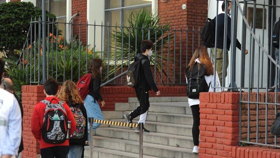 Estudiantes ingresan a la escuela ORT del barrio porteño de Núñez, luego de que la Ciudad ratificara las clases presenciales. (Federico López Claro)