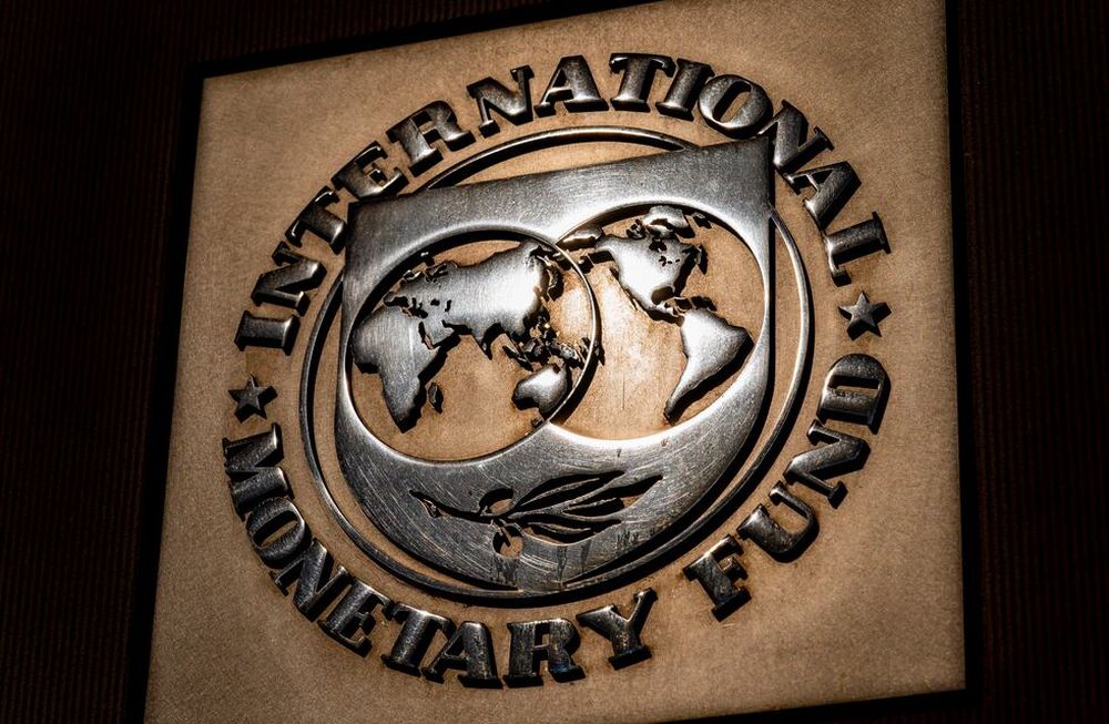 En esta imagen de archivo, el logo del Fondo Monetario Internacional, en su sede, en Washington, el 5 de abril de 2021. (AP Foto/Andrew Harnik, archivo)