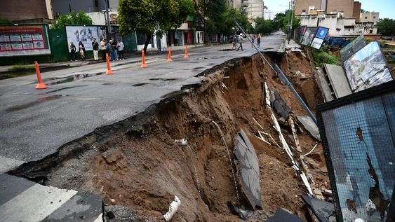 Fuerte temporal de lluvia provocó un socavón de unos 30 metros en la avenida Vélez Sársfield, a la altura del emprendimiento inmobiliario Pocito. (Pedro Castillo / La Voz)