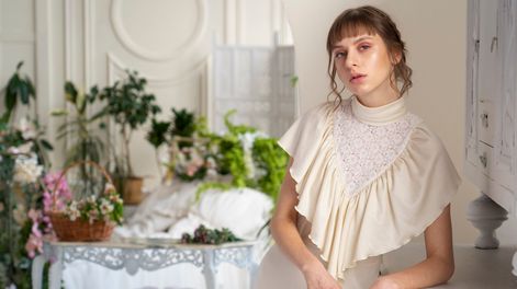 Qué es el estilo royal core, una tendencia inspirada en la elegancia y la sofisticación de la realeza.