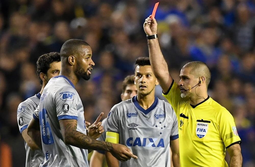 Conmebol anuló la expulsión del jugador de Cruzeiro que le fracturó la mandíbula a Andrada