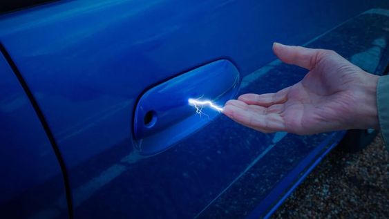 La sensación de descarga de electricidad al tocar la puerta del auto no es peligrosa y puede prevenirse fácilmente.