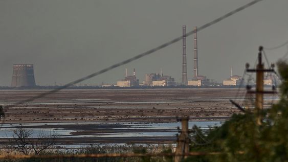 ARCHIVO - La nucleoeléctrica que Rusia controla en Zaporiyia, la más grande de Europa, puede apreciarse al fondo tras el rompimiento de un dique, el martes 27 de junio de 2023, en Energodar, Ucrania. (AP Foto/Libkos, archivo)