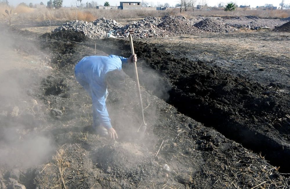 En algunos lugares de Kilómetro 8, la tierra está caliente y sale humo. Se cree que es por antiguos incendios provocados. Foto:Orlando Pelichotti / Los Andes