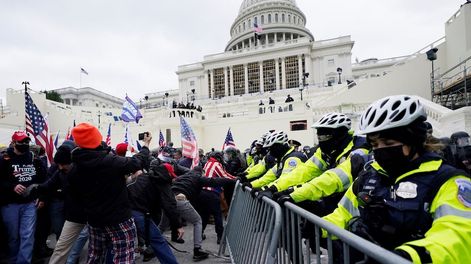Los partidarios de Trump intentando romper una barrera policial el miércoles 6 de enero de 2021 en el Capitolio de Washington.