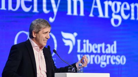 El ministro de Economía, Luis Caputo, durante su participación en un evento organizado por la Fundación Libertad y Progreso en la Ciudad de Buenos Aires. (NA)